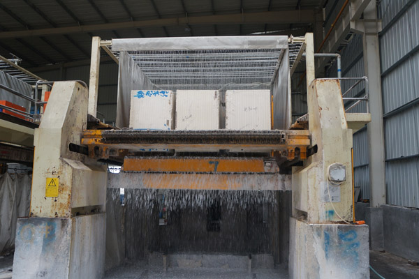 Marble blocks cutting slabs