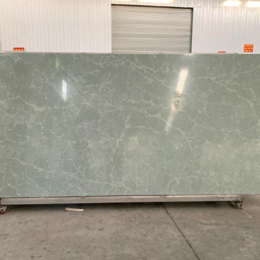 Emerald-liked green translucent quartz sheet