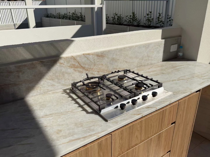Taj Mahal Quartzite Imitation Quartz Surface Engineered Stone Countertop Penetrated Veins Full Body Quartz Manufacturer